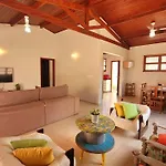 Casa Para 12 Pessoas, Bem Localizada Com Wifi